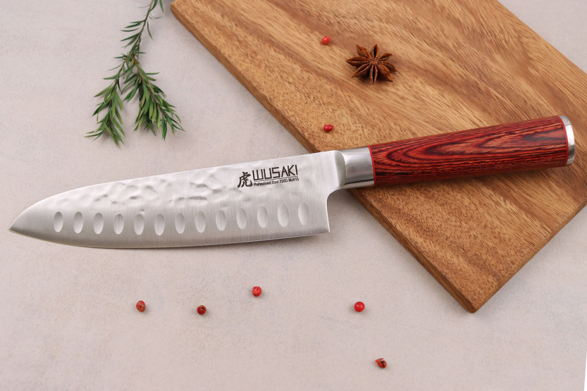 coltello santoku Wusaki Pakka X50 con fossette 17cm manche pakkawood