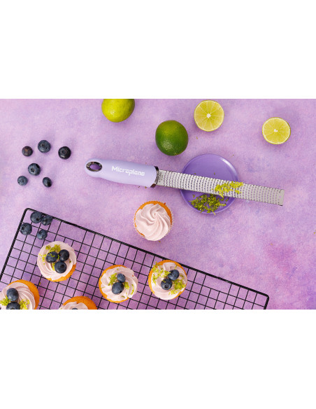 Microplane Premium Pop of Colour rivjärn och skalare med lavendelblomma – 20,3 cm