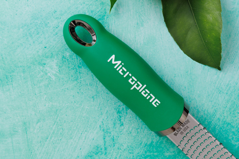 Microplane Premium Pop of Colour-rivejern og citronskræller, basilikumgrøn – 20,3 cm