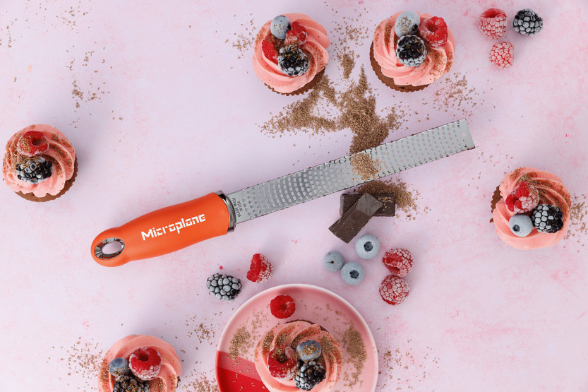 Microplane Premium Pop of Colour-rivejern og citronskræller i blodrød – 20,3 cm
