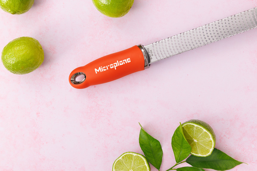 Microplane Premium Pop of Colour-rivejern og citronskræller i blodrød – 20,3 cm