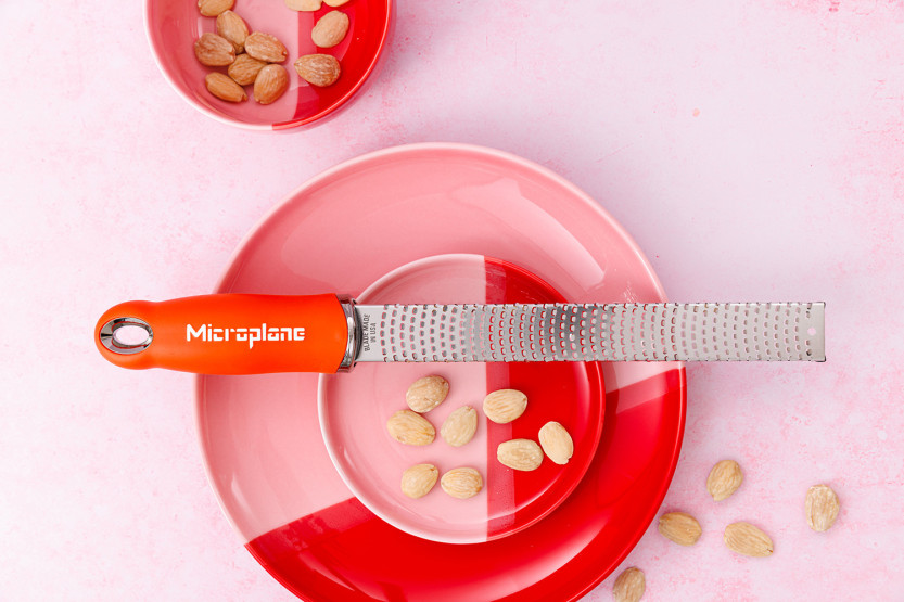 Microplane Premium Pop of Colour-rivjärn och skalare, blodapelsin – 20,3 cm
