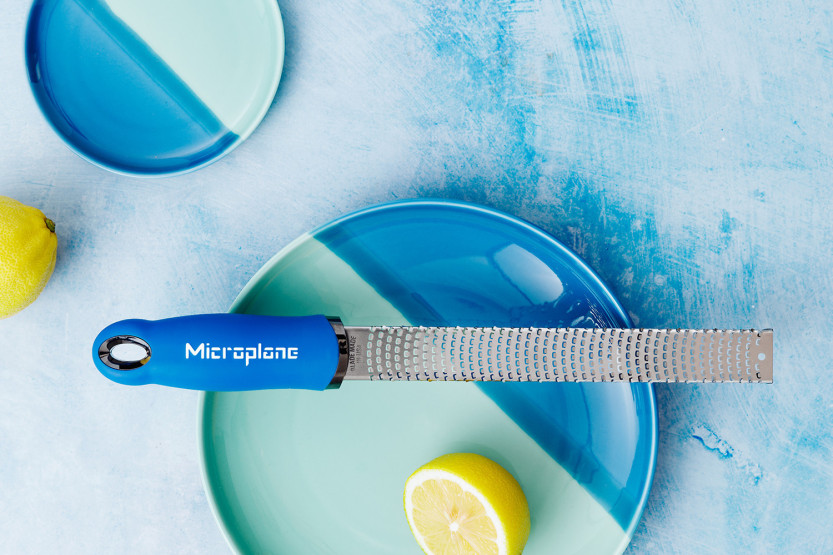 Microplane Premium Pop of Colour-rivjern og sitronskalleriver, blåbærblå – 20,3 cm
