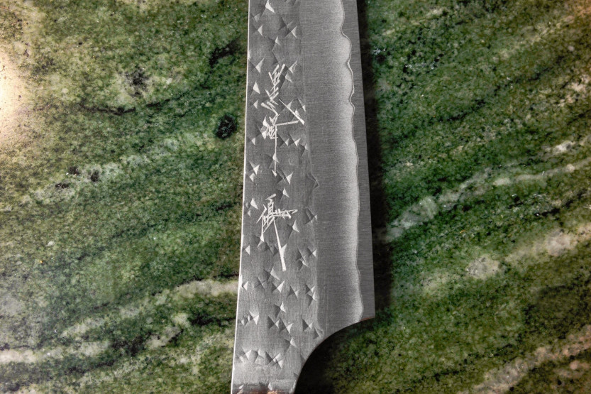 Faca universal japonesa artesanal Yu Kurosaki Kokusen AS, de 13 cm, com acabamento martelado