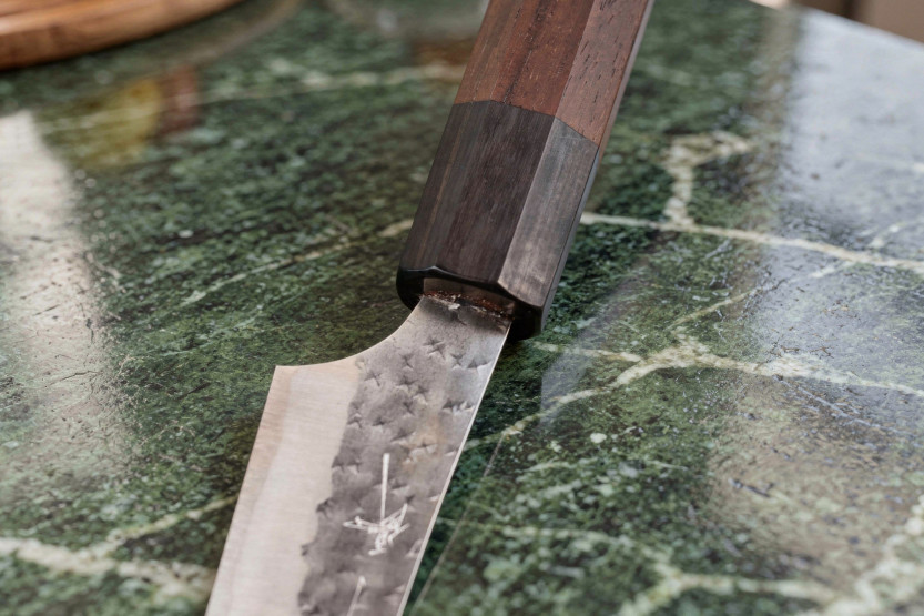Coltello universale giapponese artigianale Yu Kurosaki Kokusen AS martellato, 13 cm