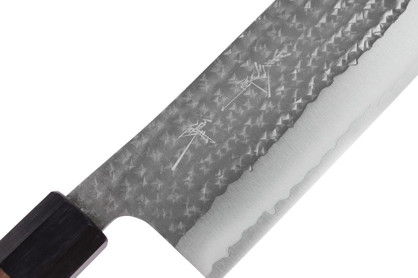 Cuchillo nakiri japonés artesanal Yu Kurosaki Kokusen AS de 16,5 cm, con acabado martillado