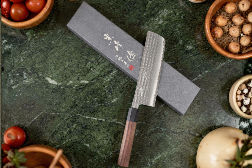 Coltello nakiri giapponese artigianale Yu Kurosaki Kokusen AS da 16,5 cm, con finitura martellata