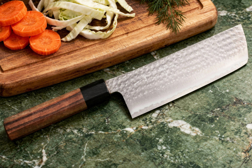 Faca nakiri japonesa artesanal Yu Kurosaki Kokusen AS, com lâmina martelada, de 16,5 cm