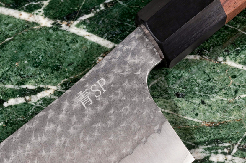 Coltello nakiri giapponese artigianale Yu Kurosaki Kokusen AS da 16,5 cm, con lama martellata