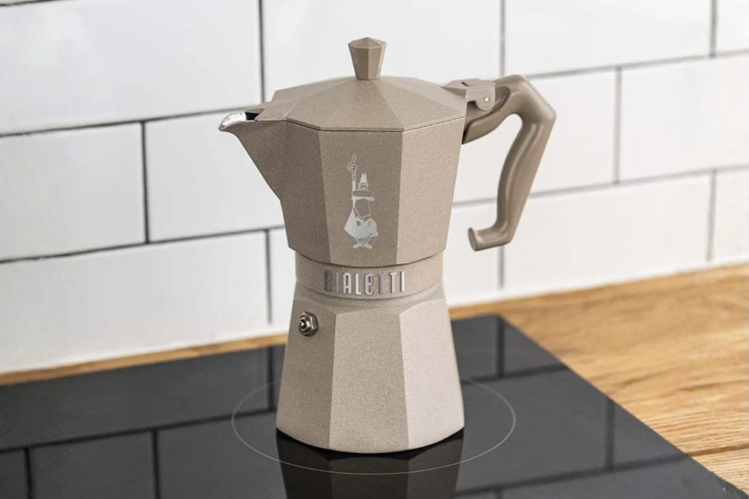 Italiensk kaffetrakter Bialetti Moka Exclusive, åttekantet, induksjonsmodell, sandbeige