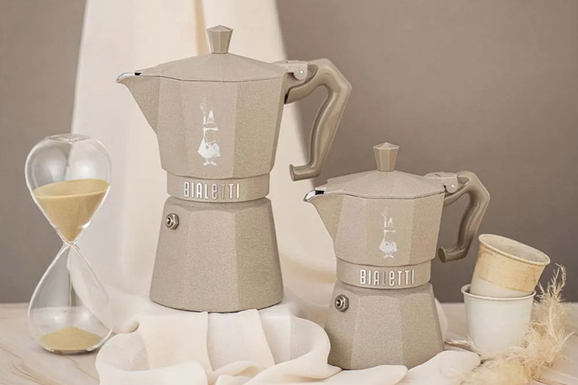 Cafetera italiana Bialetti Moka Exclusive octogonal para inducción, color beige arena