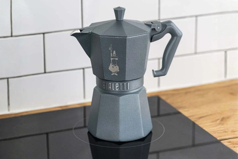 Italiensk kaffebryggare Bialetti Moka Exclusive, åttkantig, induktionsmodell, silvergrå