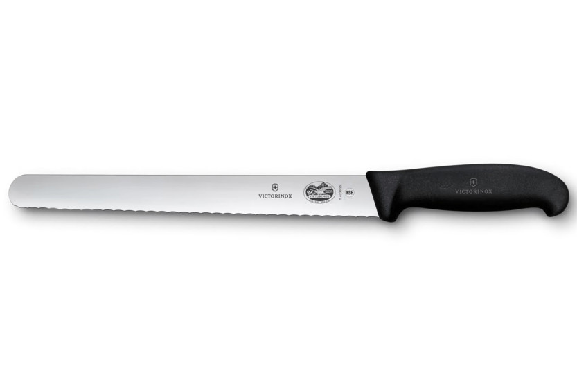 Victorinox skinkekniv med takket klinge på 25 cm og sort Fibrox-skaft