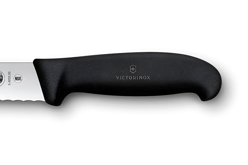Victorinox skinkkniv med tandad blad, 25 cm, svart Fibrox-handtag