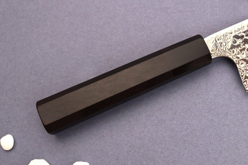 Handgefertigtes japanisches Santoku-Messer „Hatsukokoro Ginga Damas“ (18 cm) mit Griff aus Ebenholz