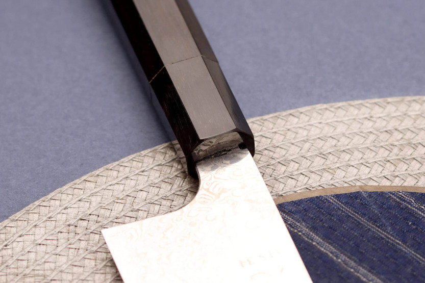 Coltello santoku giapponese artigianale Hatsukokoro Ginga Damas da 18 cm con manico in ebano