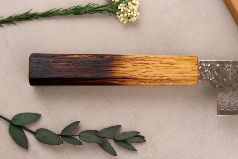 Cuchillo santoku japonés artesanal Wusaki Yaketa de 17 cm, acero VG10 damasco y roble quemado