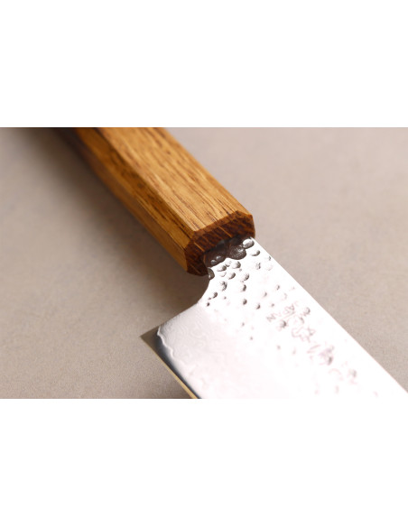 Cuchillo santoku japonés artesanal Wusaki Yaketa de 17 cm, acero VG10 damasco y roble quemado