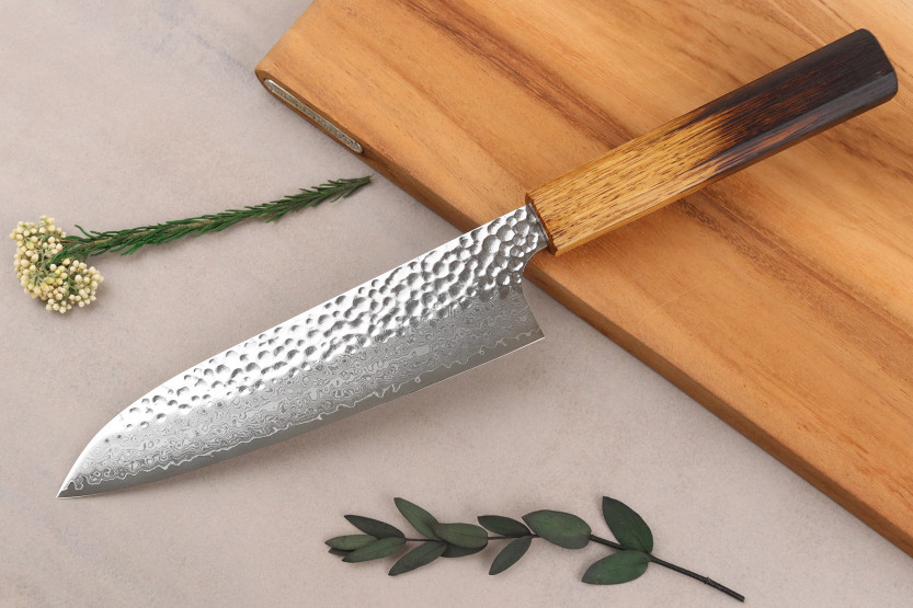 Cuchillo santoku japonés artesanal Wusaki Yaketa de 17 cm, acero VG10 damasco y roble quemado