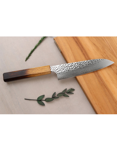 Cuchillo santoku japonés artesanal Wusaki Yaketa de 17 cm, acero VG10 damasco y roble quemado