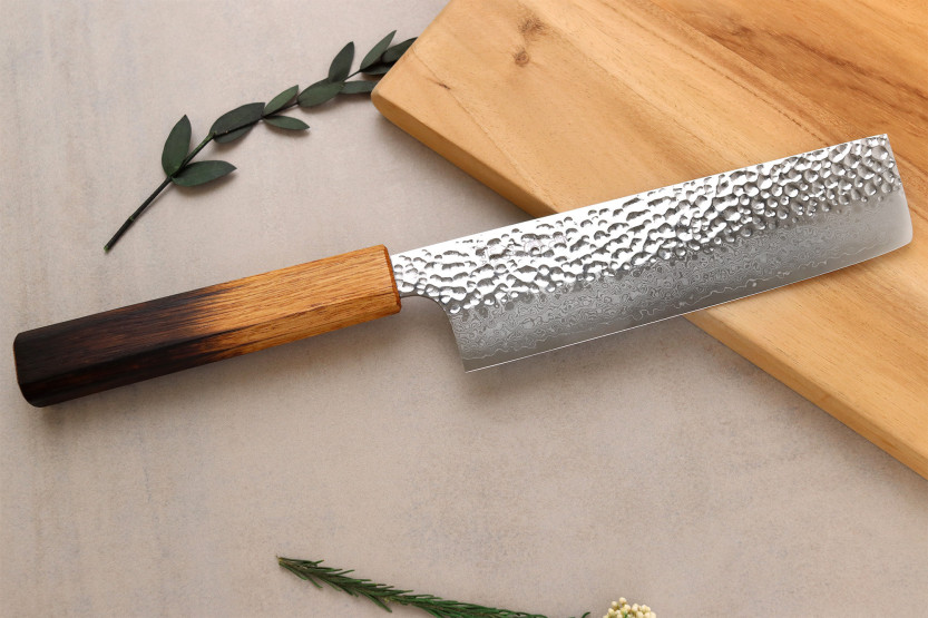Håndlaget japansk nakiri-kniv, 17 cm, Wusaki Yaketa, VG10-damaskusstål, brent eik