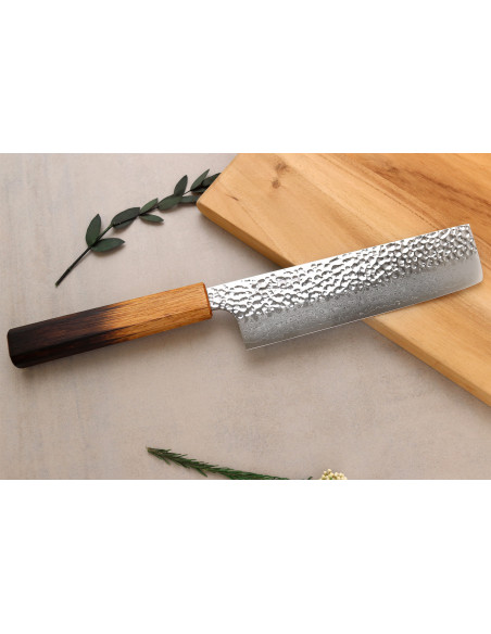 Faca nakiri japonesa artesanal Wusaki Yaketa de 17 cm, em aço VG10 damasco com acabamento em carvalho queimado