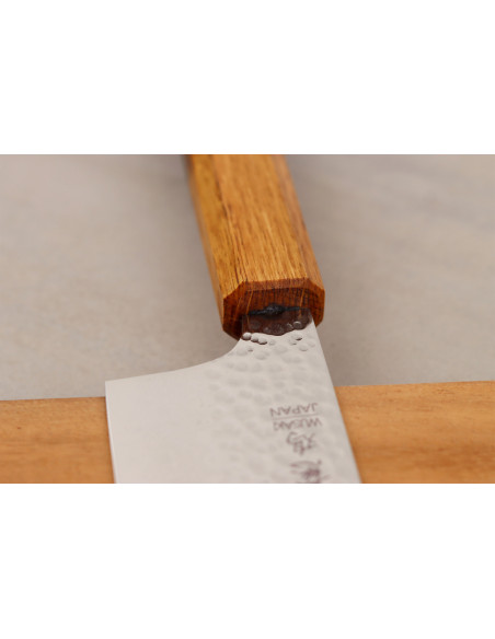 Faca nakiri japonesa artesanal Wusaki Yaketa de 17 cm, em aço damasco VG10 com acabamento em carvalho queimado