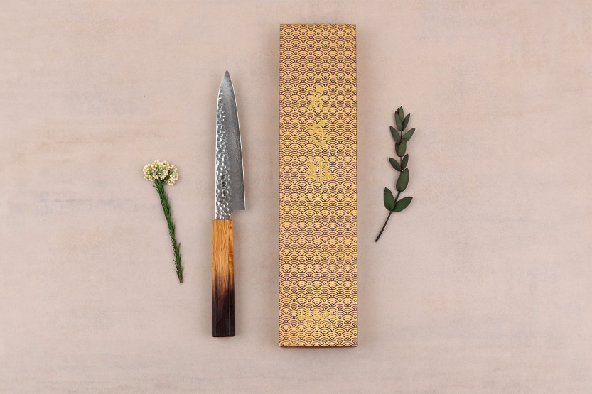 Handgefertigtes japanisches Universalmesser 15 cm von Wusaki Yaketa, VG10 -Damast, gebrannte Eiche