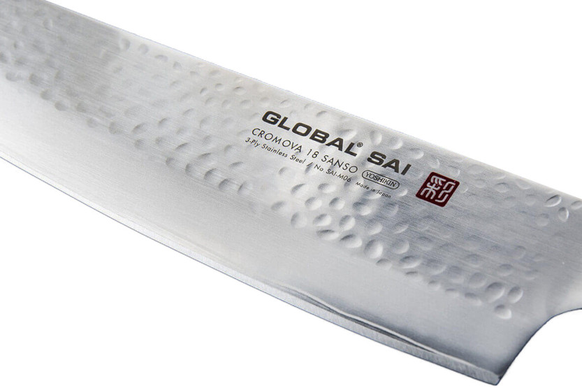 Global Sai M06 -japanilainen santoku-veitsi, vasaralla muotoiltu terä 15 cm