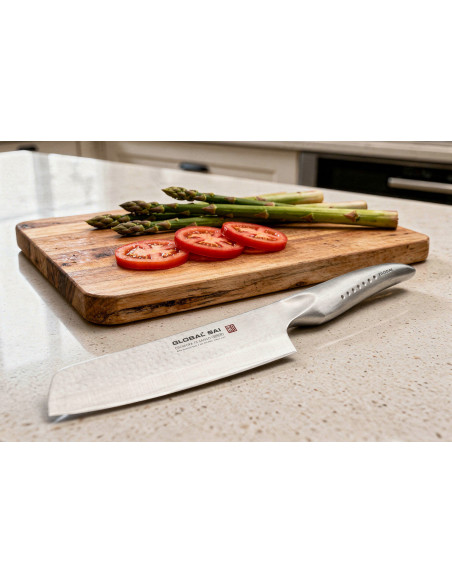 Faca santoku japonesa Global Sai M06, lâmina martelada de 15 cm
