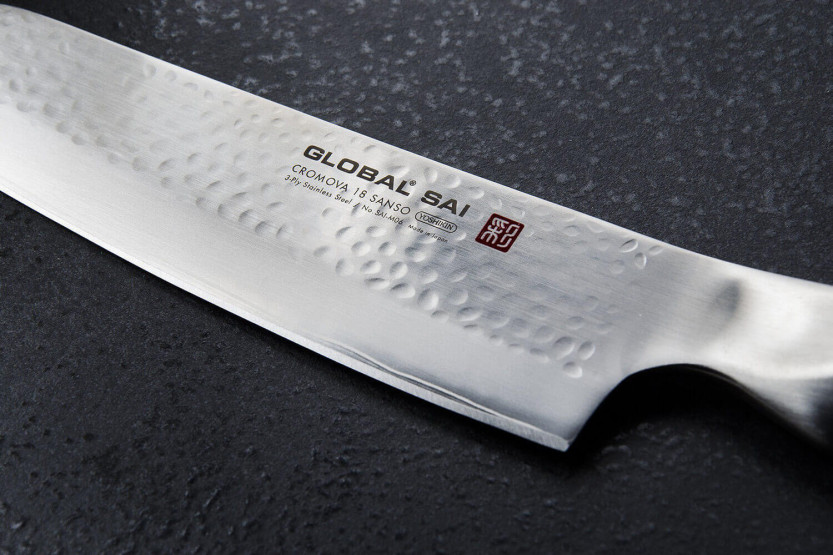 Coltello santoku giapponese Global Sai M06, lama martellata da 15 cm
