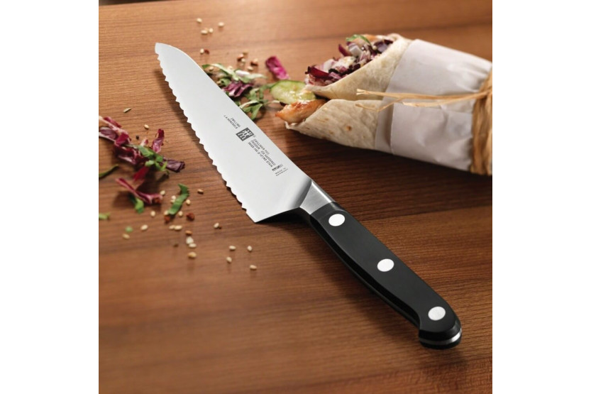 Zwilling Pro 14 cm smidd, takket kokkekniv