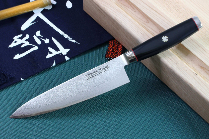 Yaxell SuperGou Ypsilon Cuchillo de chef japonés 20cm Damasco 193 capas