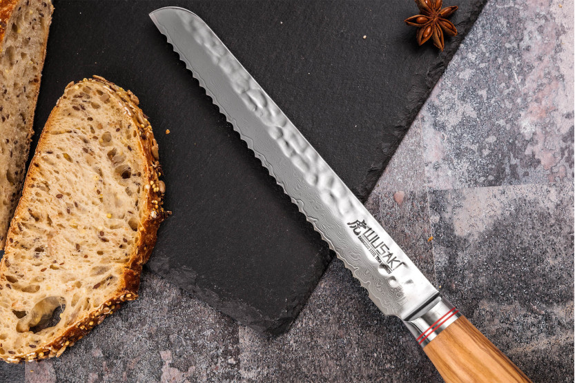 Wusaki Damaskus brödkniv 10Cr 20cm olivträhandtag