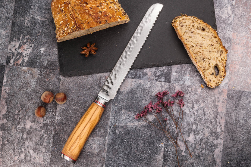 Coltello da pane Wusaki Damasco 10Cr 20cm manico in legno d'ulivo