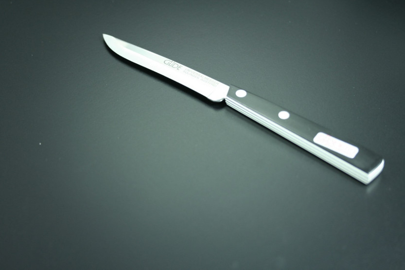 GÜDE Cuchillo de mesa universal 10cm mango microdentado negro/blanco