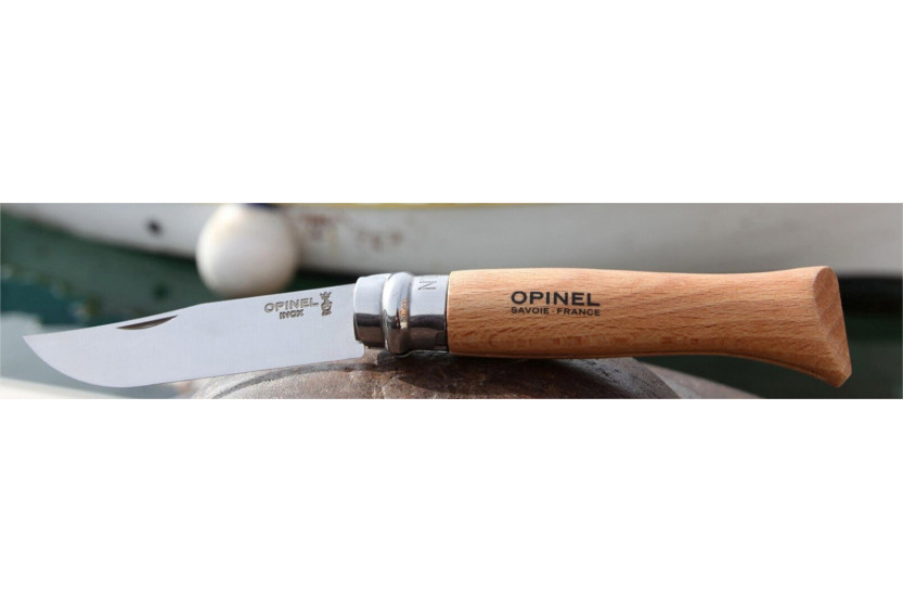 Opinel kniv nr. 7 med trehåndtak ideell for camping, fotturer etc. på salg hos KnifeLeader.eu