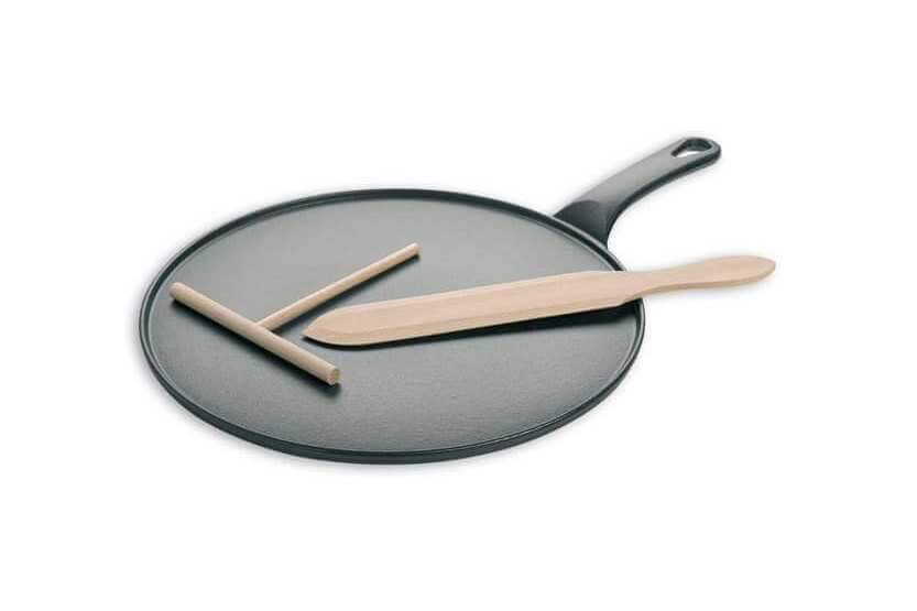 Crêpière en fonte noire avec spatule et râteau en hêtre