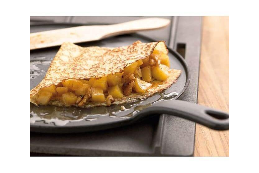 Pannkakspanna i svart gjutjärn + spatel + kratta i bok