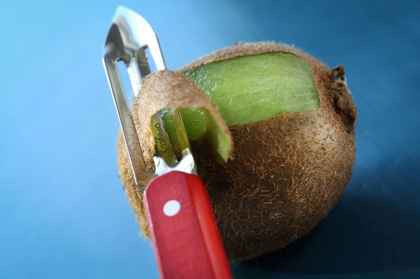 Opinel  Sparschäler mit 6 cm langer Klinge mit Mikrozahnung aus rostfreiem Stahl und rotem Griff