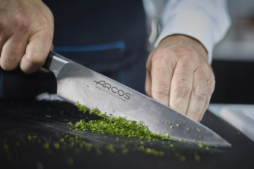 Arcos Manhattan kokkekniv pro 25 cm smedet