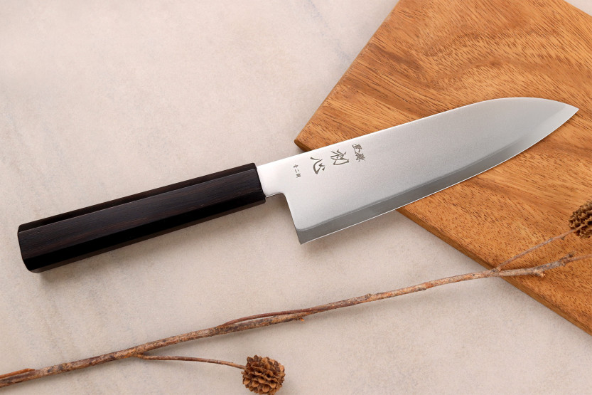 Håndlaget japansk santokukniv på 17 cm, Hatsukokoro Kaijin BS2, i ibenholt
