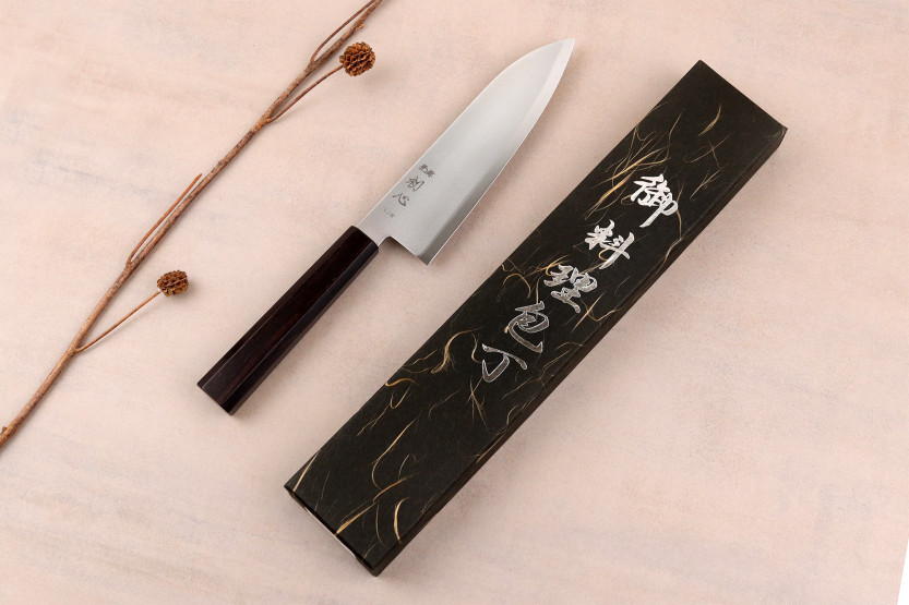 Håndlaget japansk santoku-kniv på 17 cm, Hatsukokoro Kaijin BS2, i ibenholt