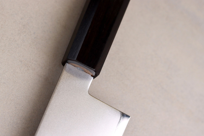 Håndlaget japansk santoku-kniv, 17 cm, Hatsukokoro Kaijin BS2, ibenholt