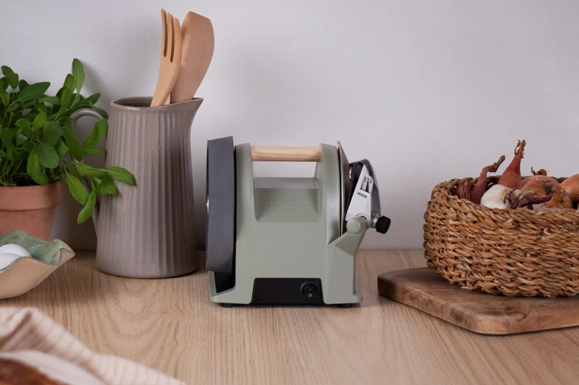 Afiladora eléctrica TORMEK T-1, color verde salvia, con muela de diamante silenciosa
