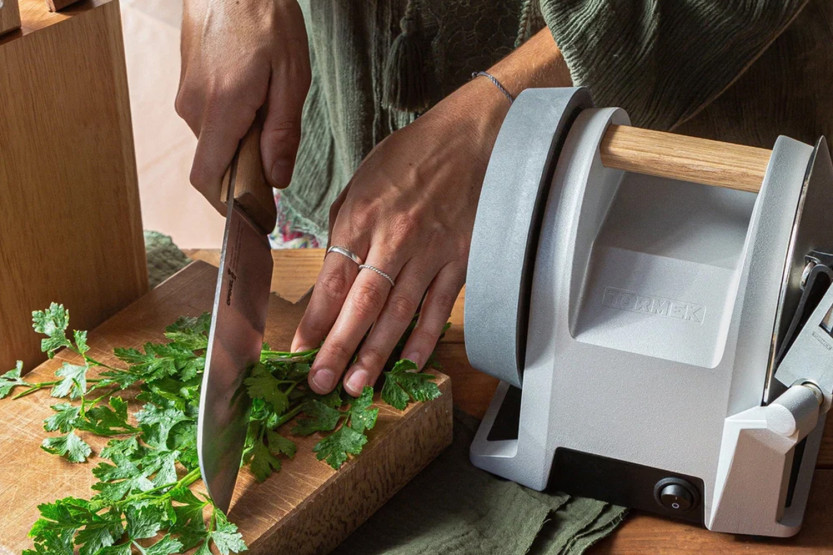 TORMEK T-1 Silver -sähköteroitin, jossa on hiljainen timanttihiomalaikka