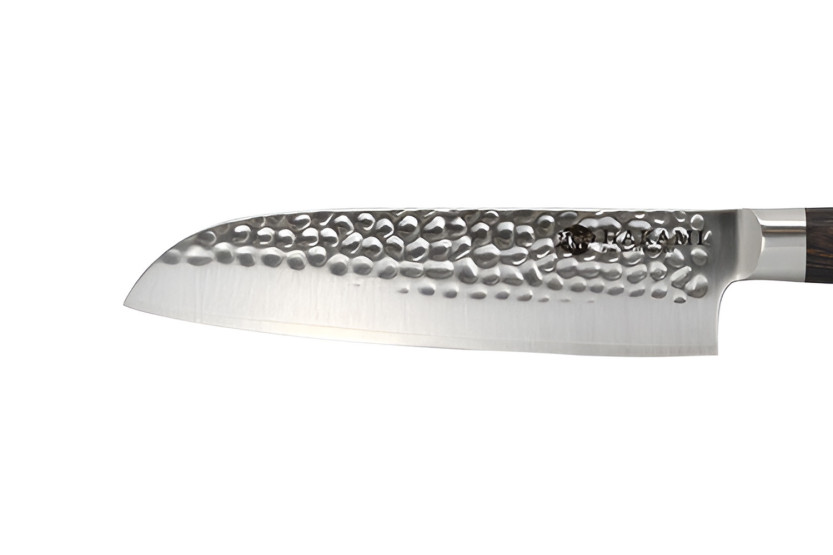 Cuchillo santoku Hakami Sakura de 18 cm con hoja martillada y mango de pakkawood marrón