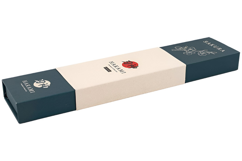 Cuchillo santoku Hakami Sakura de 18 cm, con hoja martillada y mango de pakkawood marrón