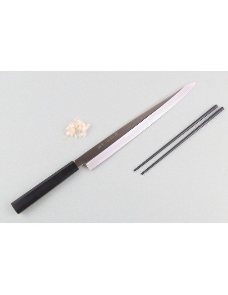 33 cm lang Fuguhiki-kniv fra Sakai Takayuki, model BS2, Honyaki med spejlpoleret blad i ibenholt og skede i sort magnolia