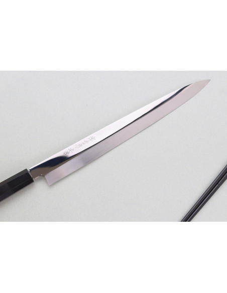 33 cm lang fuguhiki-kniv fra Sakai Takayuki, model BS2, Honyaki, spejlpoleret med skæfte af ibenholt og saya af sort magnolia